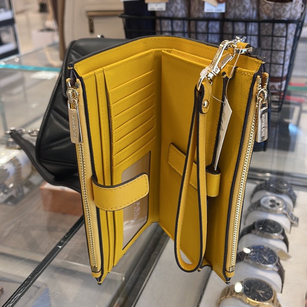 Michael Kors Jet Set Travel Large Double Zip Leather Wristlet phone holder
NWT - Picture 16 of 16